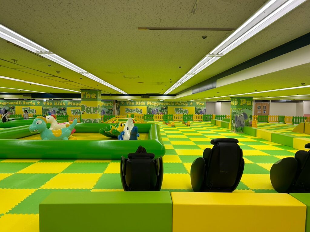広い施設内