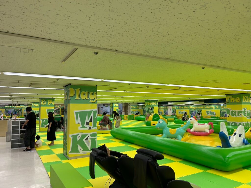 広い施設内