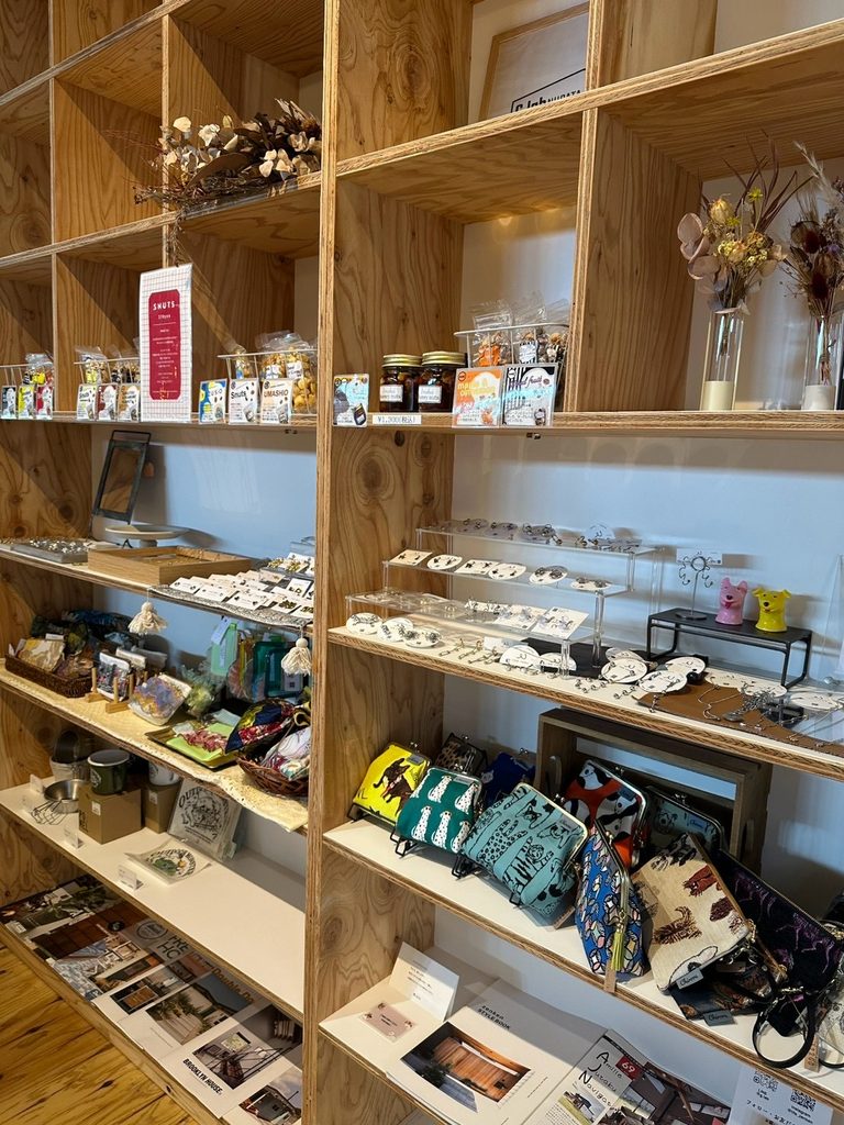 色々なグッズを販売している棚